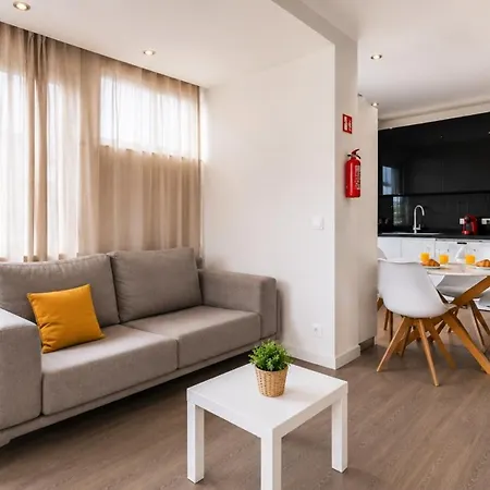 Ocean Breeze | Sea View, & Train By Homeful Apartman *